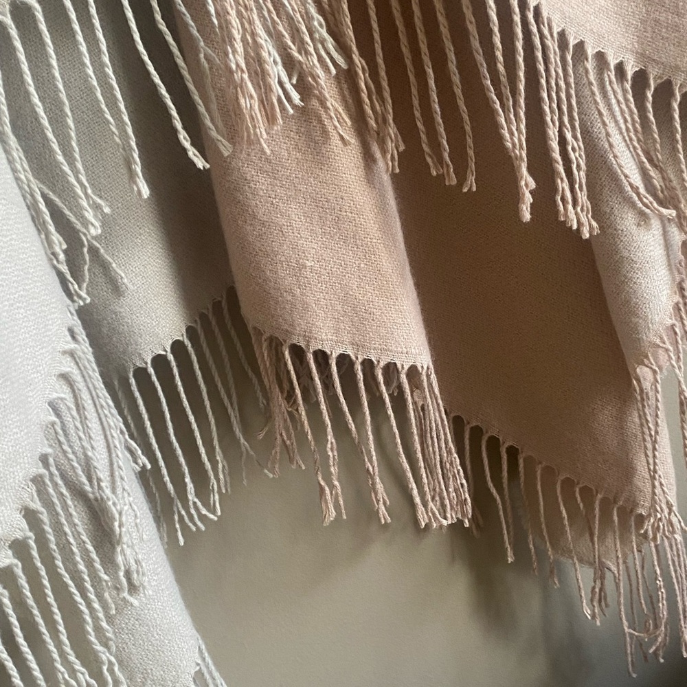 SOUA&KYI, Absolutely Gorgeous Poncho Cape! The Material is Beautiful ๐ป๐ป๐ป๐ป๐ป - Picture 4 of 11